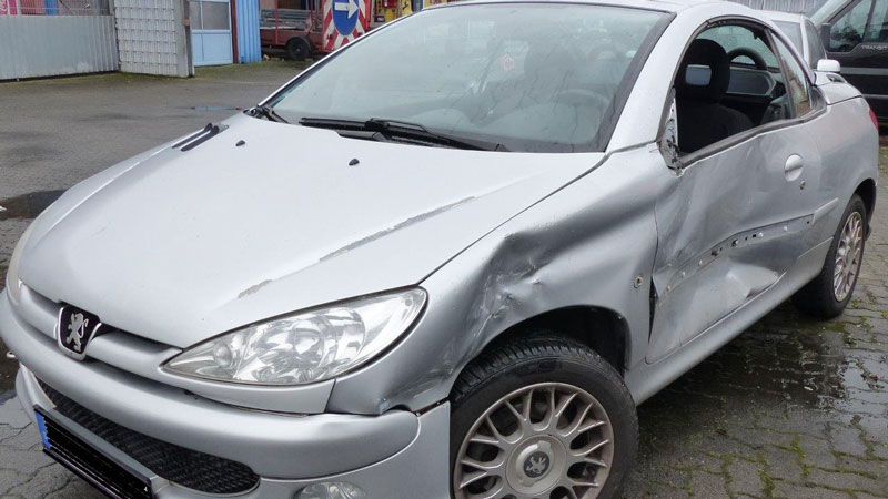 silberner-peugeot-unfall